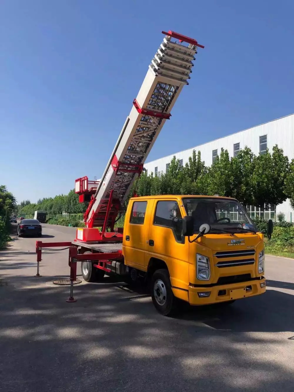 利津县附近的云梯车出租服务：轻松解决高空作业需求